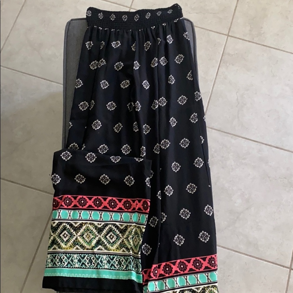 Float black pants with pattern